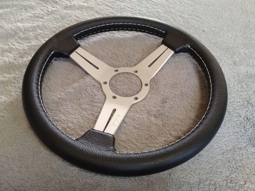 ＩＫＵＲＡ　ナルディ　クラシック　革張り替え依頼品