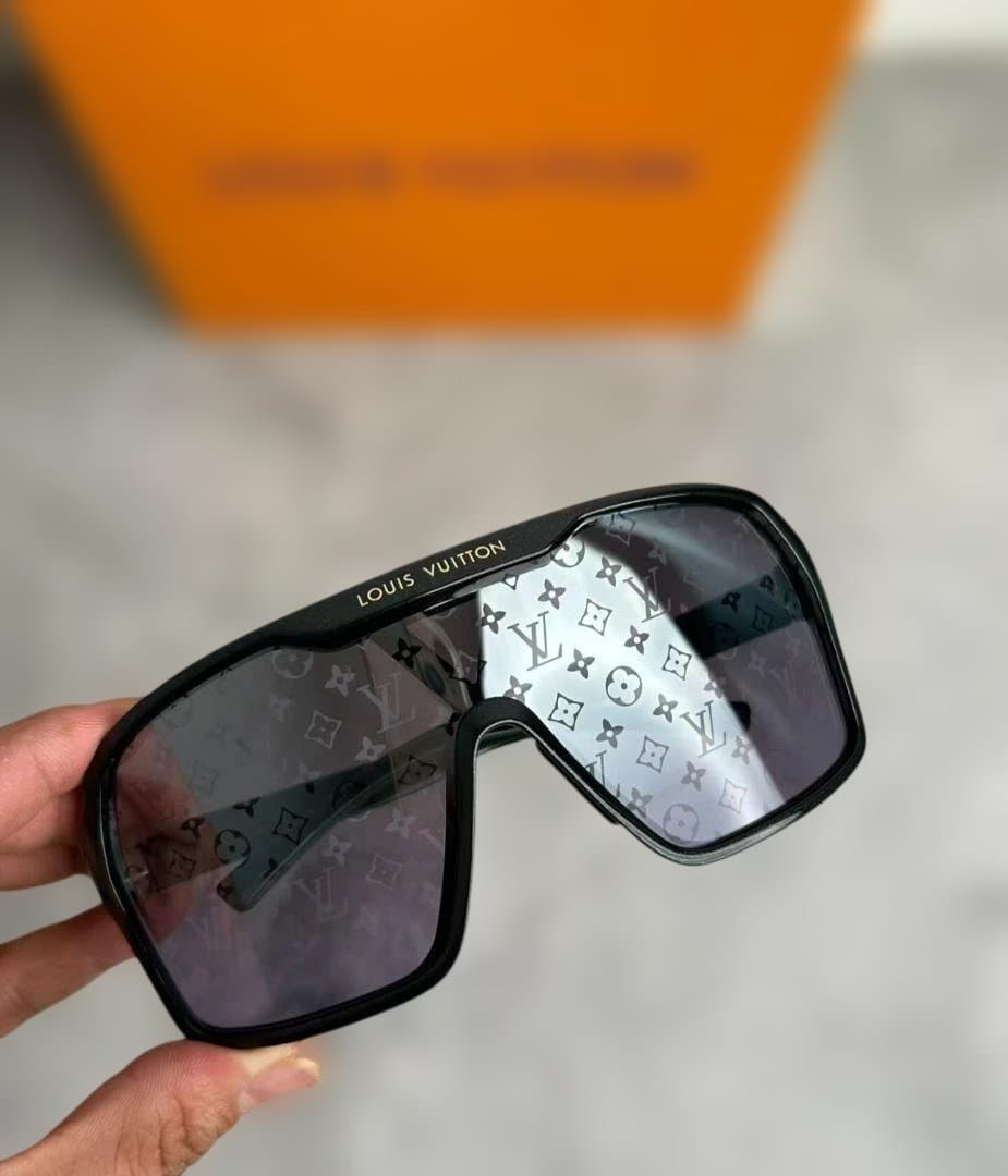 Louis Vuitton ブラックサングラス Z3103U