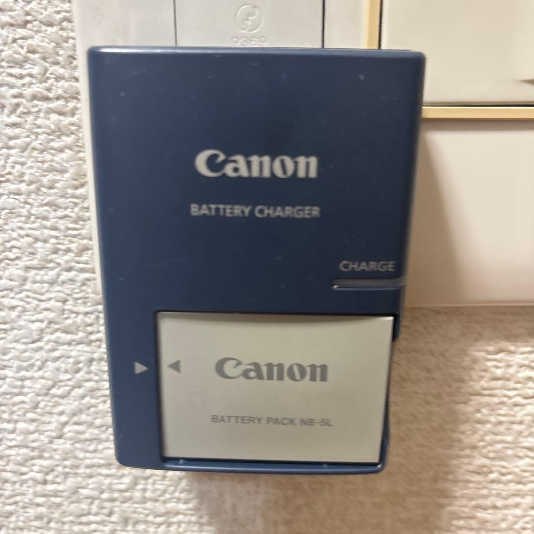 Canon PowerShot SX200 IS 本体と充電器