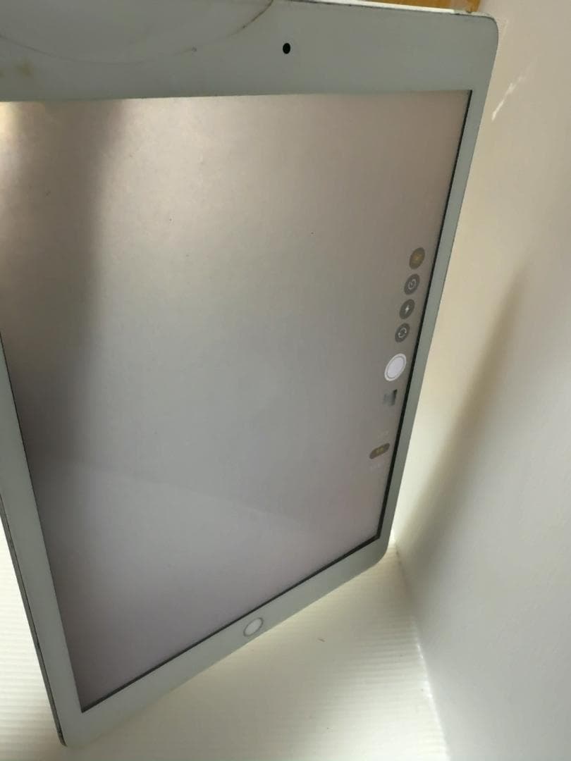 T*i様 ジャンク　IPAD　第８世代　MYMJ2J/A 難あり　インカメ破損