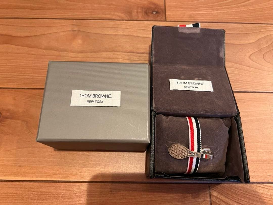 THOM BROWNE/トムブラウン　テニスラケットタイバー