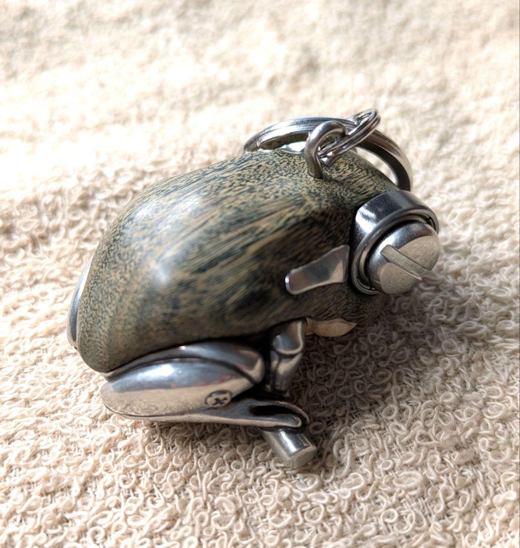 金木工房　カエル　キーホルダー　パロサント（木材）、ピューター（金属）