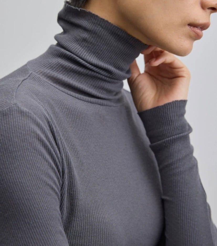 SOEJU カシミヤ混タートルネックカットソー　チャコール　Ｌサイズ