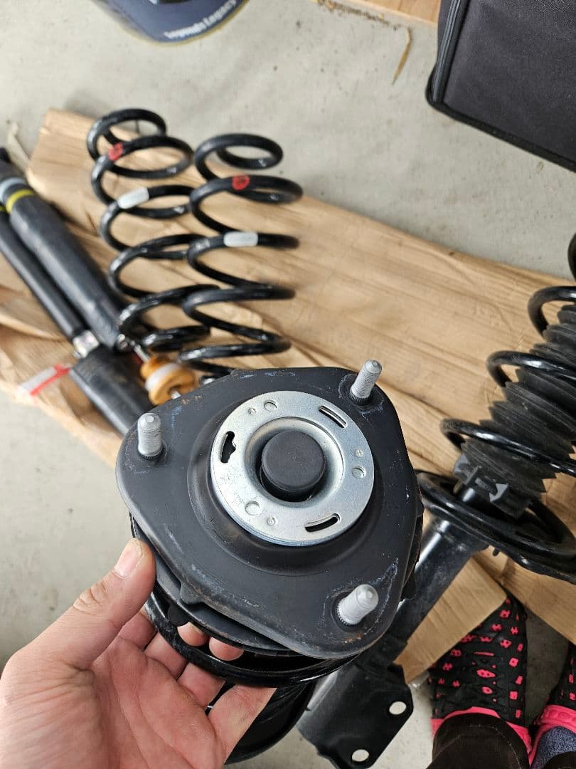 トヨタ　ノア、ヴォクシー系？サスペンション