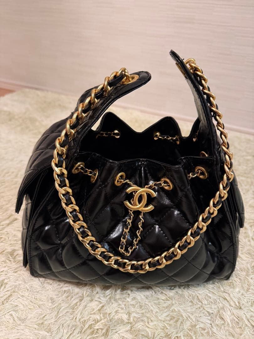 CHANEL キルティング ブラックパテントレザーショルダーバッグ