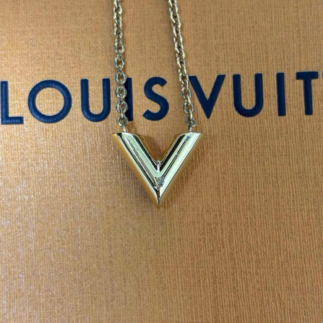 LOUIS VUITTON エッセンシャルVネックレス