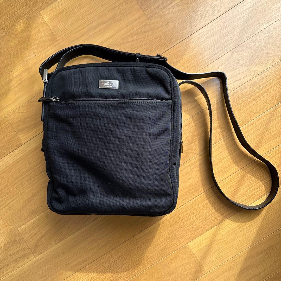 GUCCI ブラックナイロンショルダーバッグ