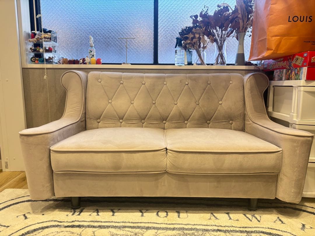 グレー 2人掛けソファ ボタン留めデザイン