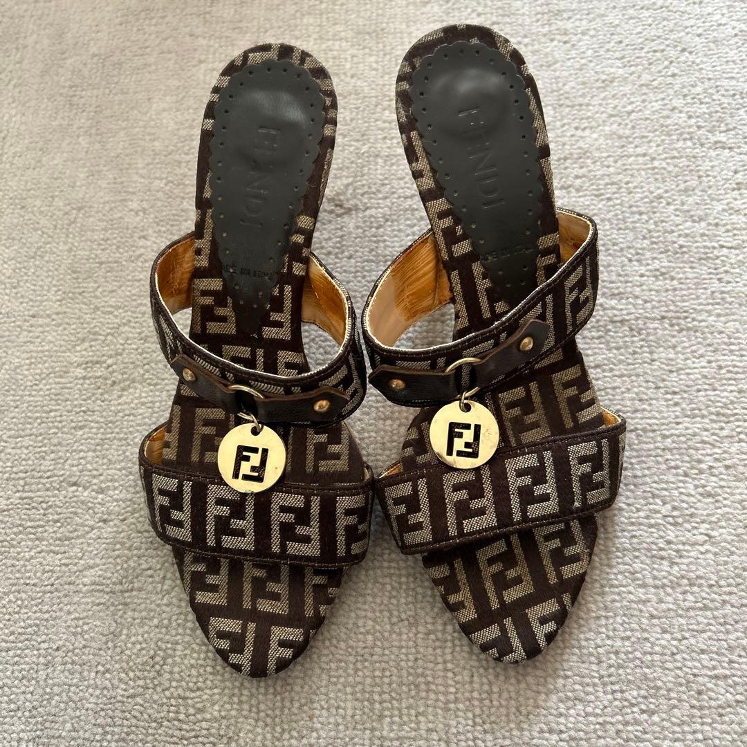 Fendi ロゴ入りブラウンミュール