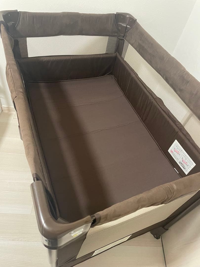 ココネル エアープラス 折り畳みベビーベッド　ブラウン　チョコレート