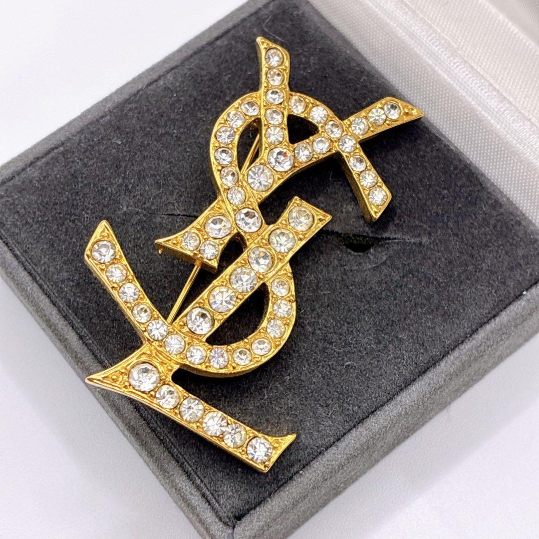 美品✨イヴサンローラン ブローチ カサンドラ ロゴ YSL ゴールド 人気