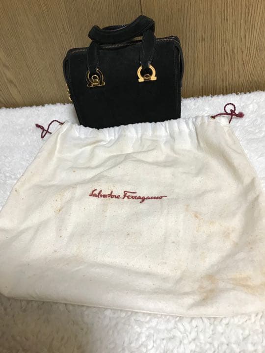 フェラガモパーティバッグ　黒ベルベット