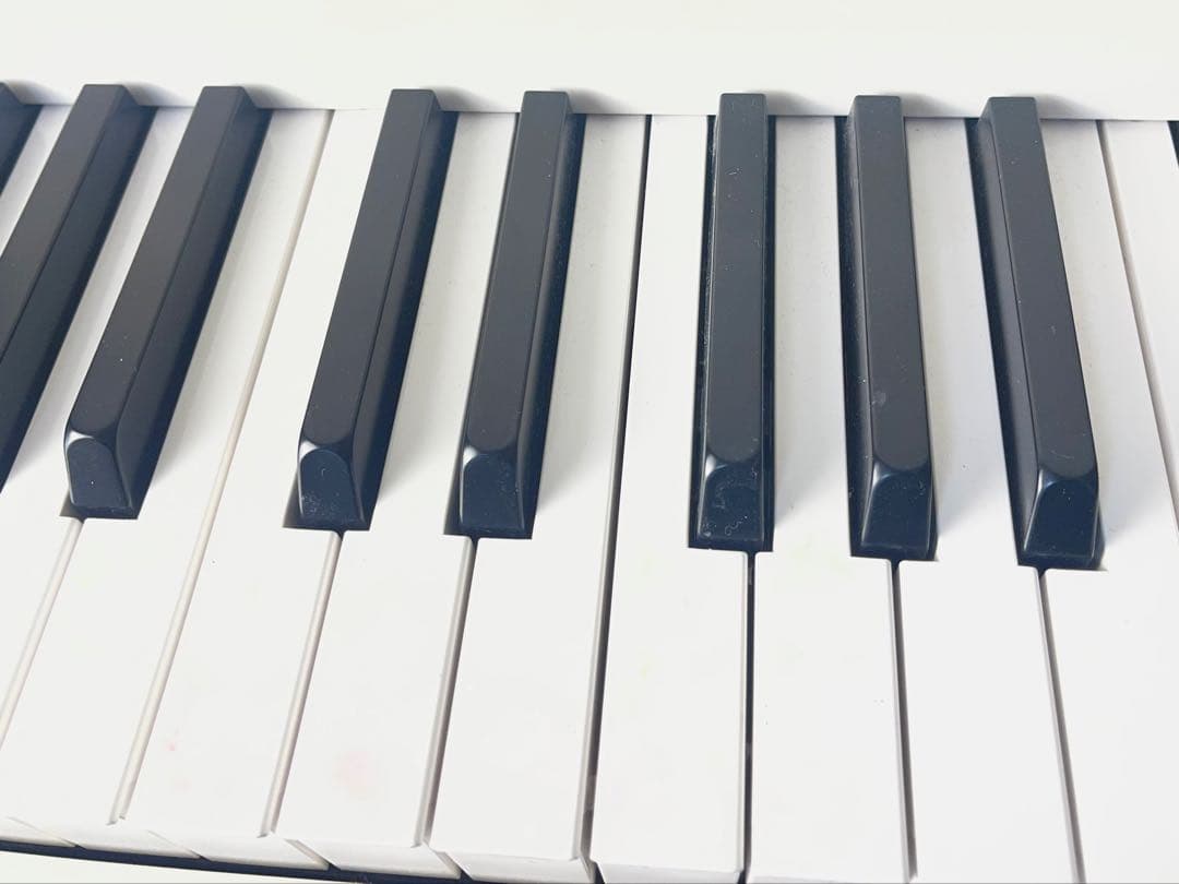 KORG B2 88鍵電子ピアノ 白 2021年製 （譜面台・ヘッドホン付）