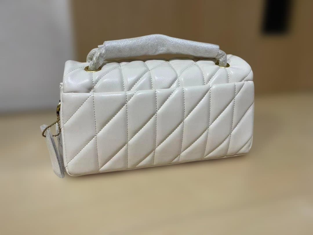 COACH コーチ　タビー ショルダー 26・キルティング　ホワイト